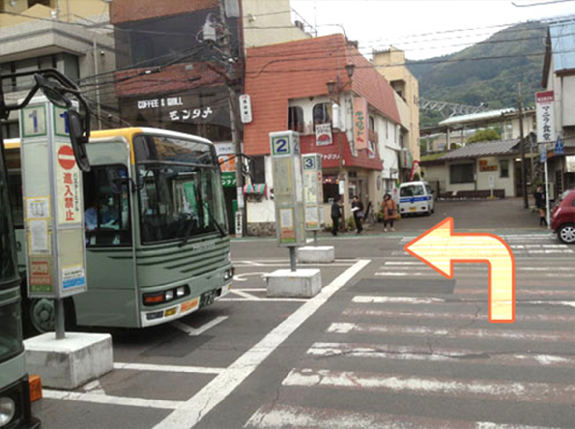 横断歩道を左へ